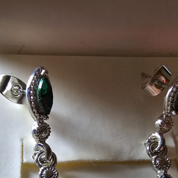 Elegant Silver and Green Drop Earrings - Picture 2 of 2